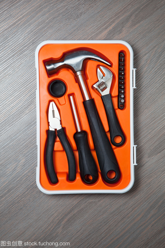 橙色工具盒與木制背景 五金工具的完美伙伴
